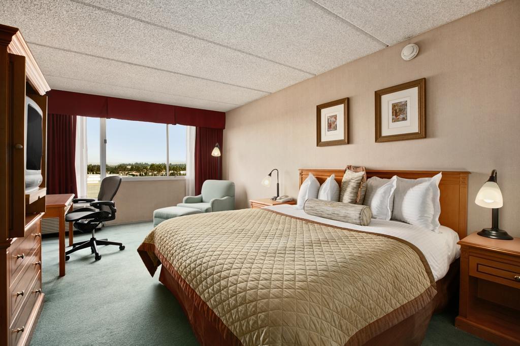 Howard Johnson By Wyndham Fullerton/Anaheim Conference Cntr Экстерьер фото