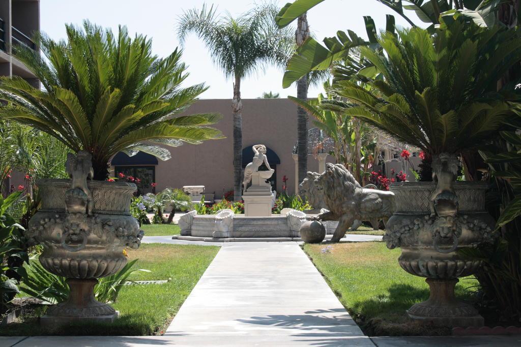 Howard Johnson By Wyndham Fullerton/Anaheim Conference Cntr Экстерьер фото