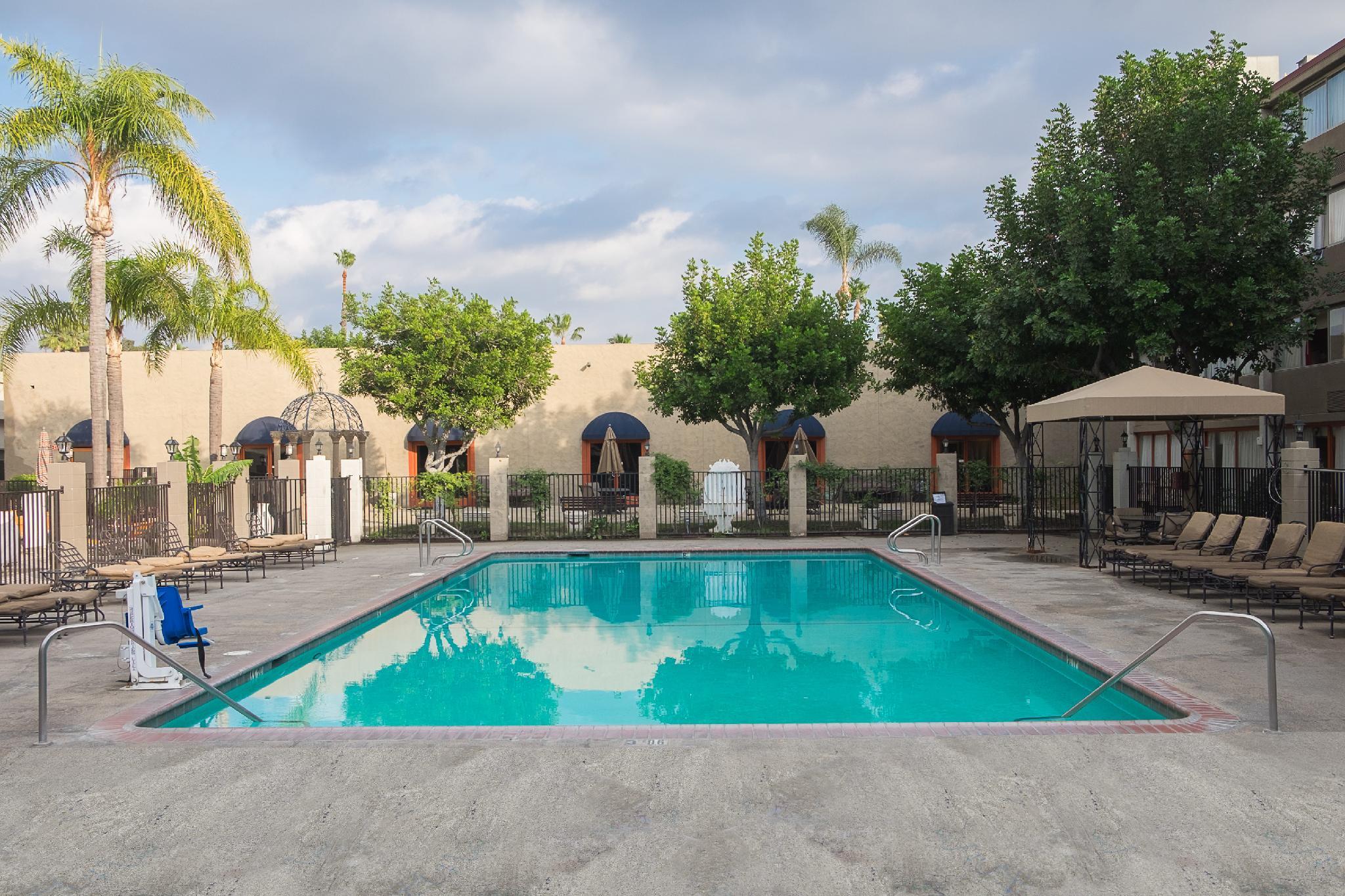 Howard Johnson By Wyndham Fullerton/Anaheim Conference Cntr Экстерьер фото