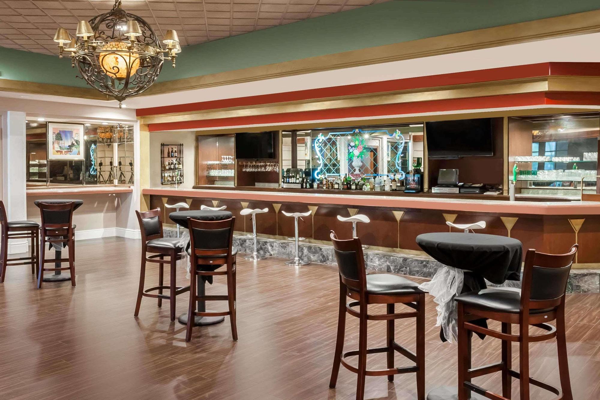 Howard Johnson By Wyndham Fullerton/Anaheim Conference Cntr Экстерьер фото