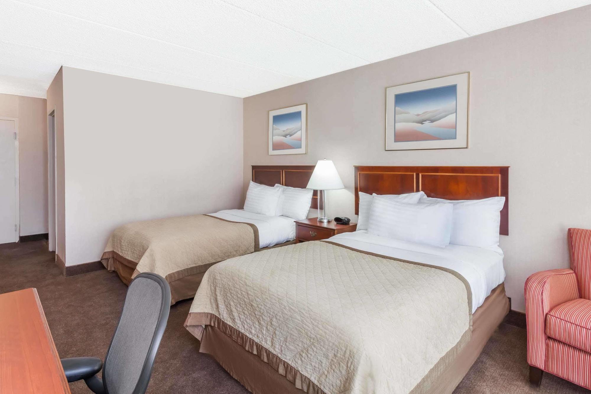 Howard Johnson By Wyndham Fullerton/Anaheim Conference Cntr Экстерьер фото