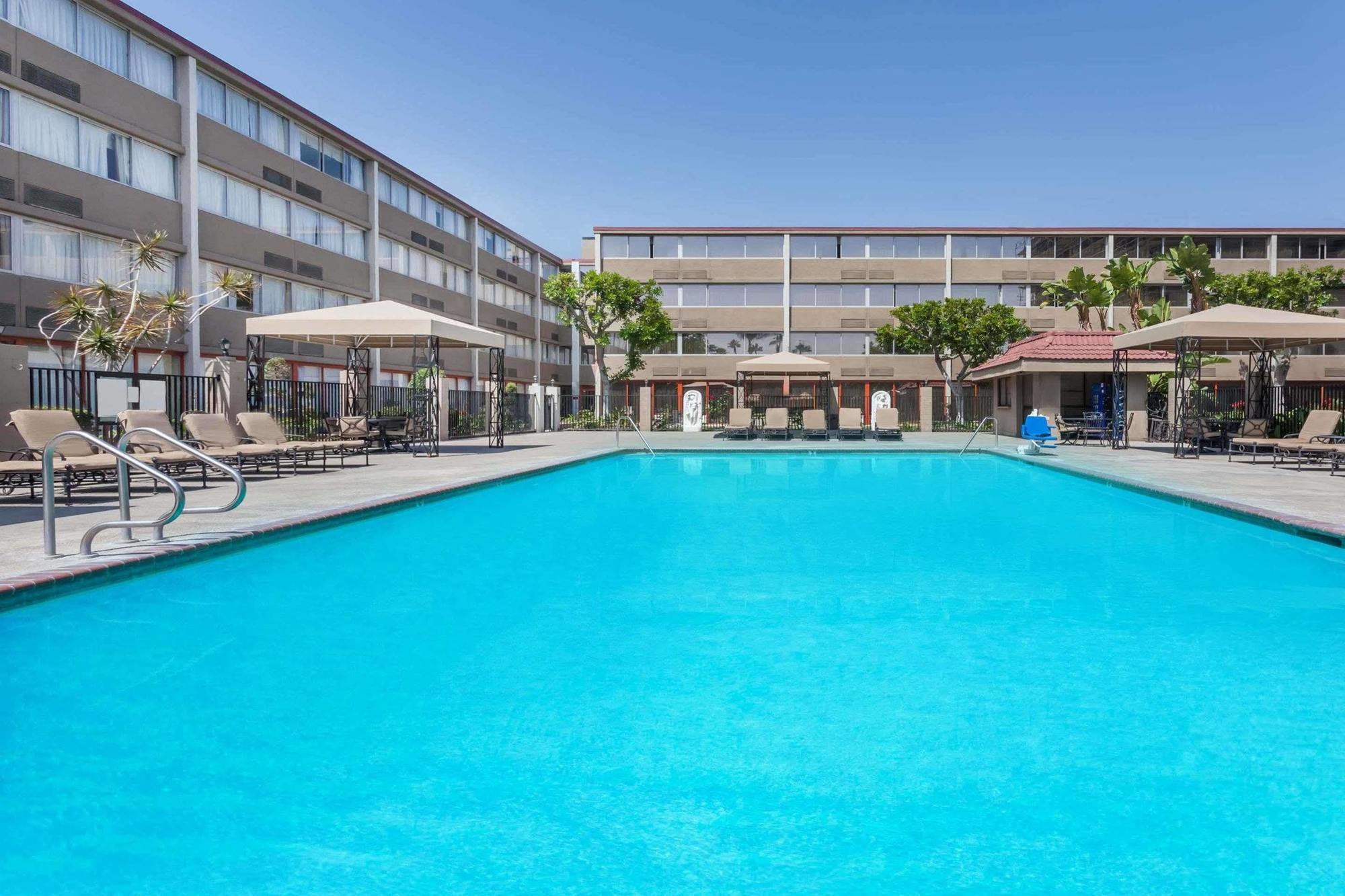 Howard Johnson By Wyndham Fullerton/Anaheim Conference Cntr Экстерьер фото